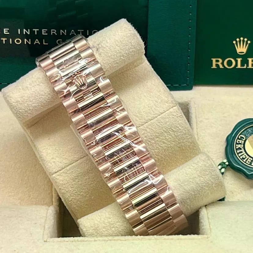 Rolex | Day-Date | 228235 | Rose gold | 40 mm | Rose gold | Silver (solid) | Automatic