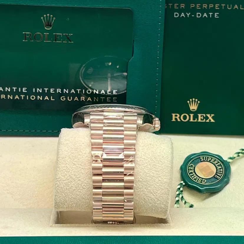 Rolex | Day-Date | 228235 | Rose gold | 40 mm | Rose gold | Silver (solid) | Automatic