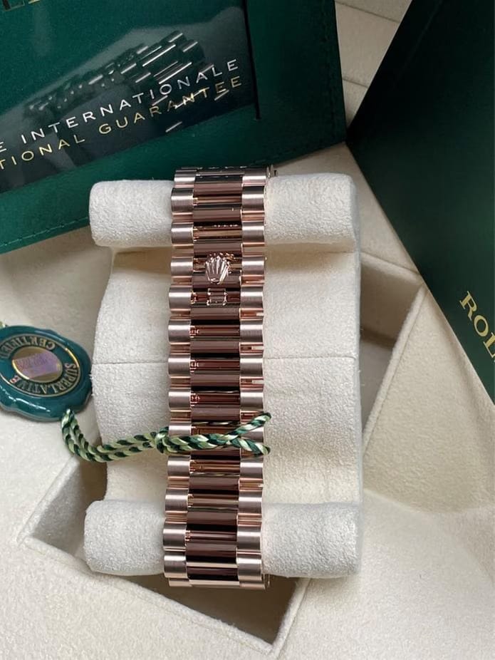 Rolex | Day-Date | 228235-0002 | Rose gold | 40 mm | Rose gold | Brown | Automatic