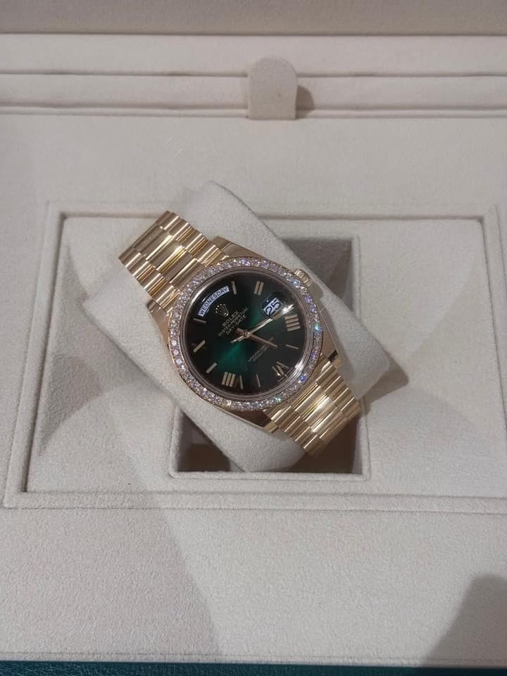 Rolex | Day-Date | 228348RBR | Yellow gold | 40 x 48 mm | Yellow gold | Green | Automatic