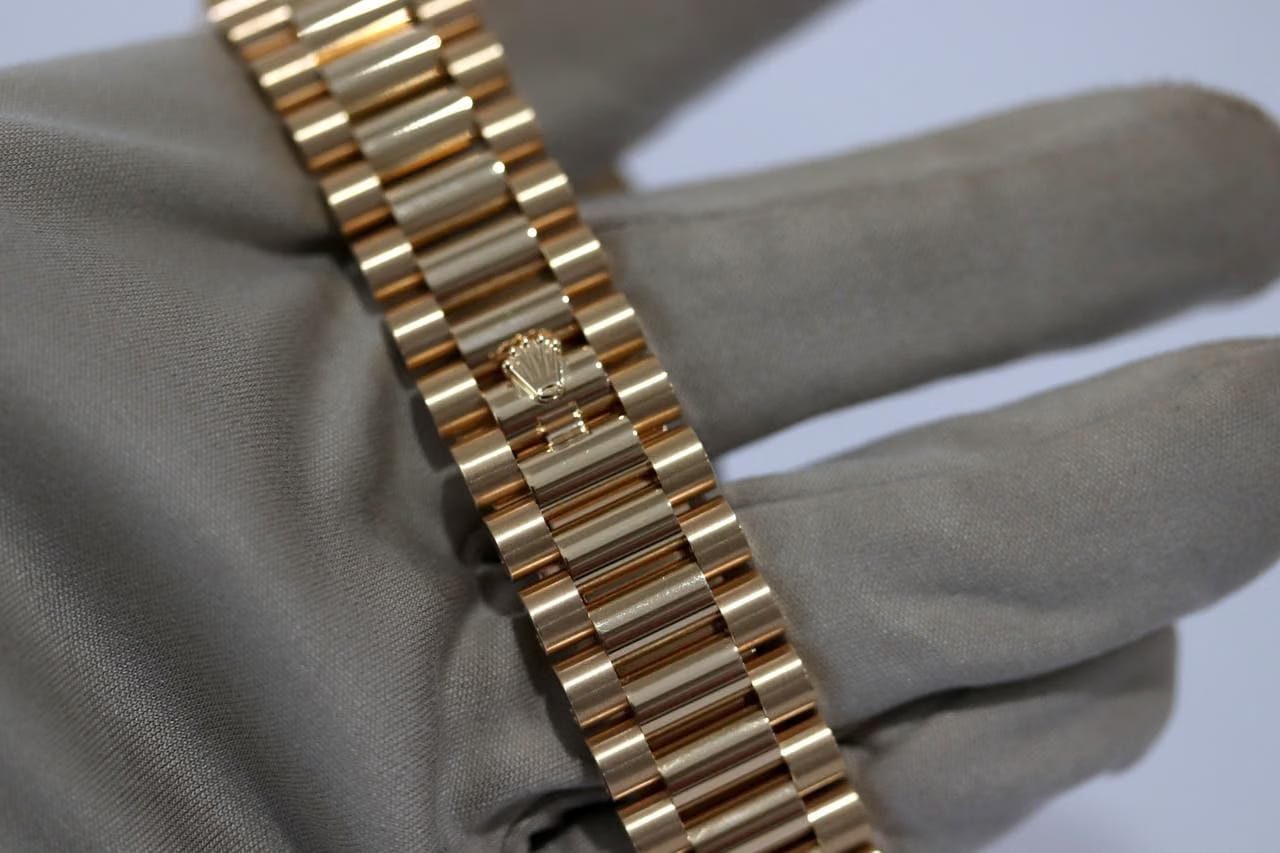 Rolex | Day-Date | 228398TBR-0042 | Yellow gold | 40 x 48 mm | Yellow gold | Green | Automatic