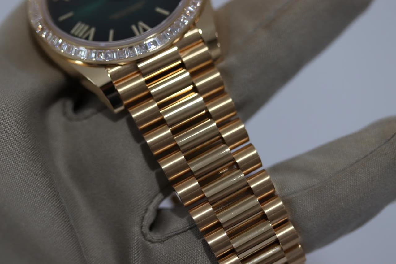 Rolex | Day-Date | 228398TBR-0042 | Yellow gold | 40 x 48 mm | Yellow gold | Green | Automatic