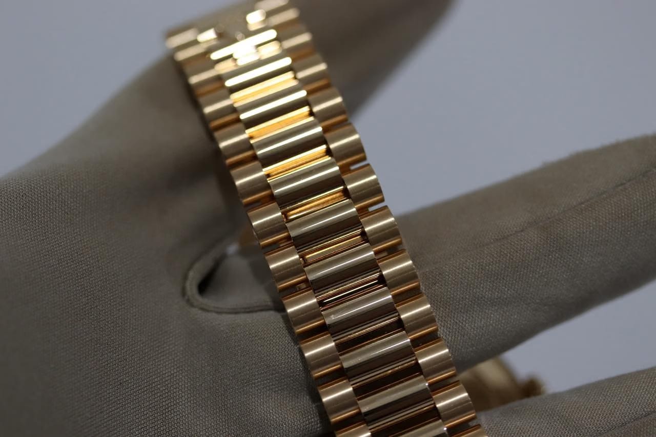 Rolex | Day-Date | 228398TBR-0042 | Yellow gold | 40 x 48 mm | Yellow gold | Green | Automatic