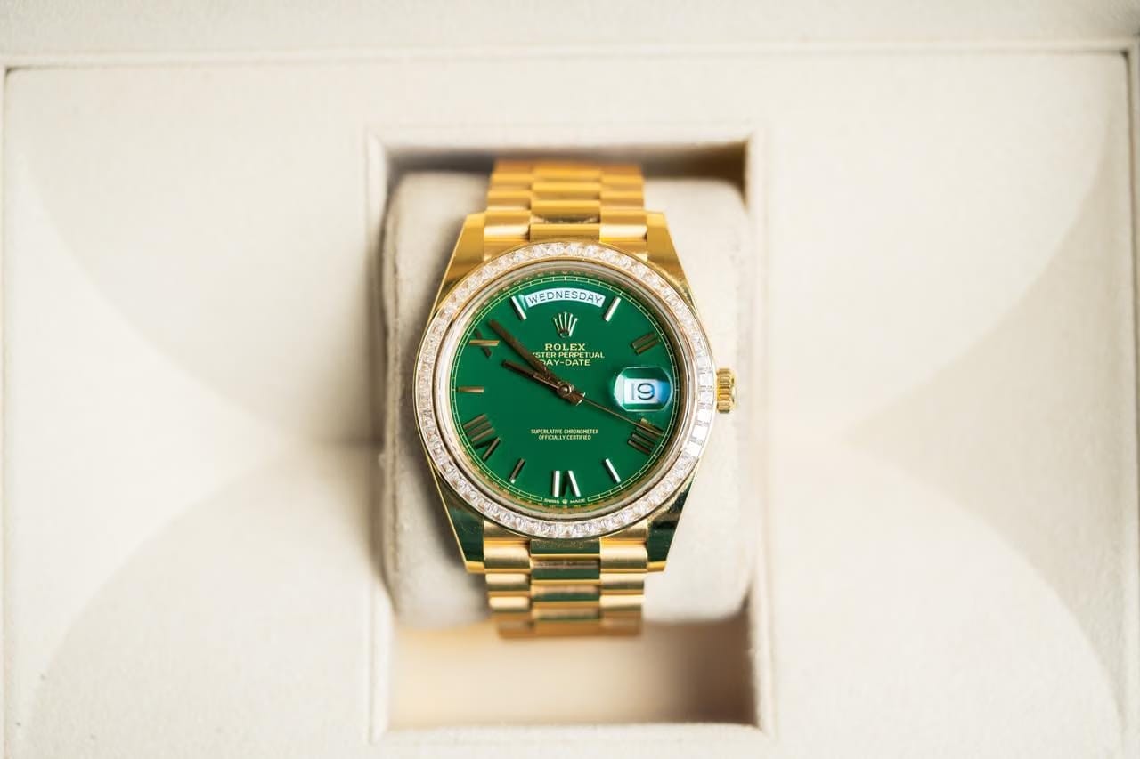 Rolex | Day-Date | 228398TBR | Yellow gold | 40 x 48 mm | Yellow gold | Green | Automatic