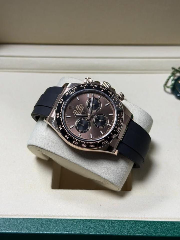 Rolex | Daytona | Rolex Daytona 2025 Cosmograph Daytona 126515 Rose Gold Chocolate Brown Index Dial Oysterflex Rubber Strap | Rose gold | 40 mm | Rubber | Black | Automatic