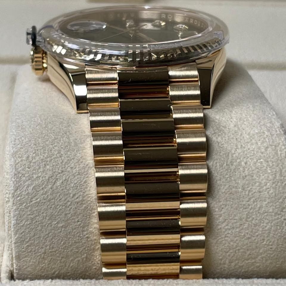 Rolex | Day-Date | 128238-0069 Unworn Green Ombré Diamond Dial | Yellow gold | 36 x 43 mm | Yellow gold | Green | Manual winding