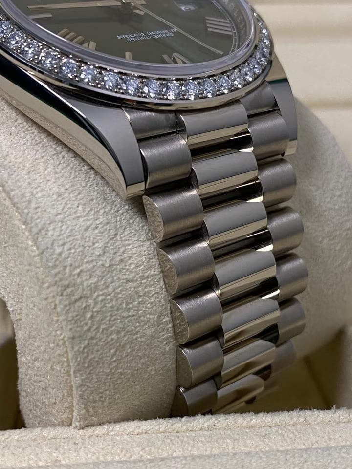 Rolex | Day-Date | 228349RBR | White gold | 40 x 48 mm | White gold | Green | Automatic