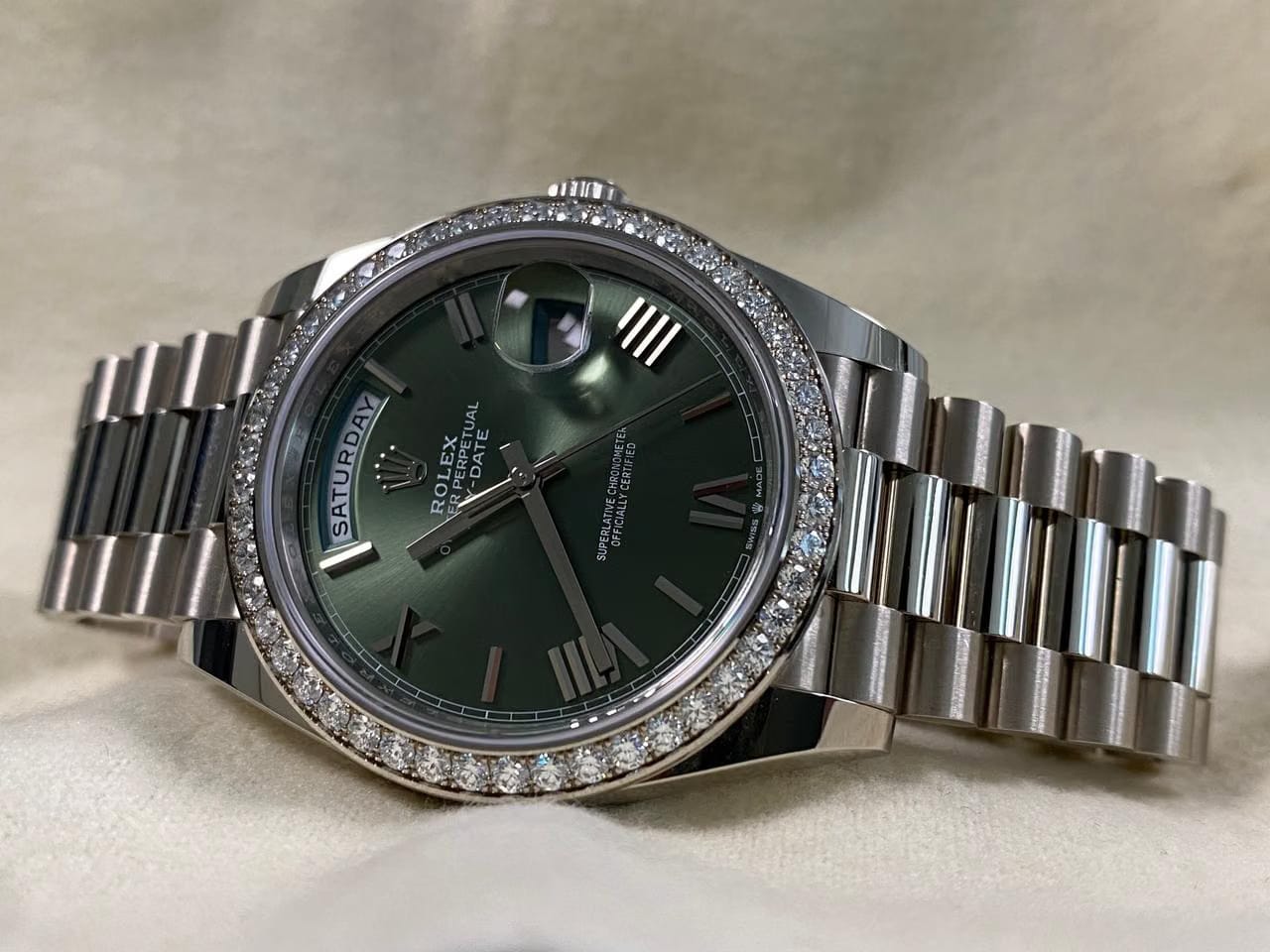 Rolex | Day-Date | 228349RBR | White gold | 40 x 48 mm | White gold | Green | Automatic