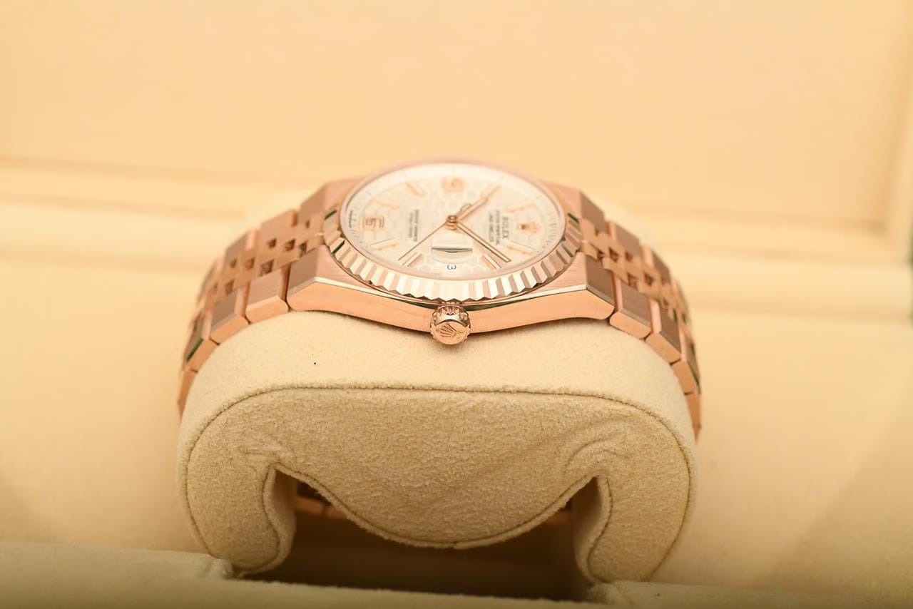 Rolex | Land-Dweller | 127235 | Rose gold | Rose gold | White | Automatic