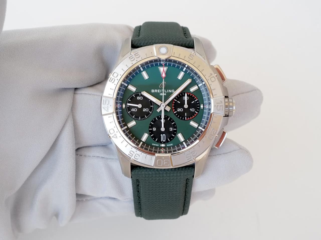 Breitling Avenger B01 Chronograph Green Dial 42 new