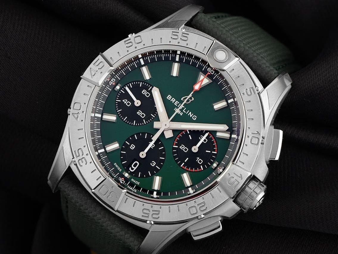Breitling Avenger B01 Ref.AB0146101 L1 X1 2025 Full Set Ungetragen Avenger B01 Green Dial Faltschließe