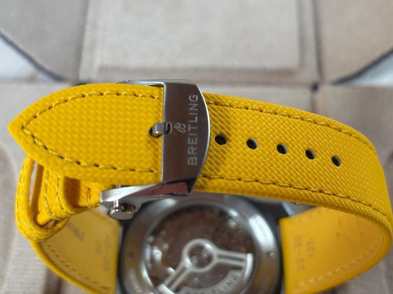 Breitling Avenger B01 Chronograph 44 Night Mission Keramik Full-Set Ungetragen