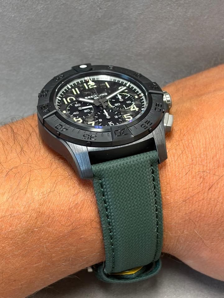 Breitling Super Avenger B01 Chronograph 46 Night Mission | NEU/Fullset | 3/26 5 Jahre Hersteller-Garantie