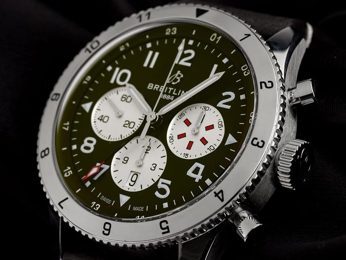 Breitling Super Avi B04 Curtiss Warhawk Ref.AB04452 A1 L1 X1 2024 Full Set Ungetragen Super AVI B04 Curtiss Warhawk Chronograph Green Dial Faltschließe