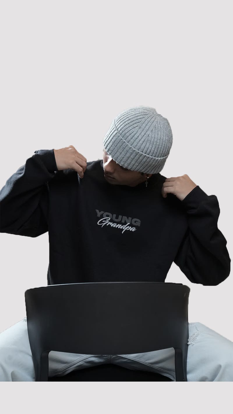 BLACK SWEATSHIRT
