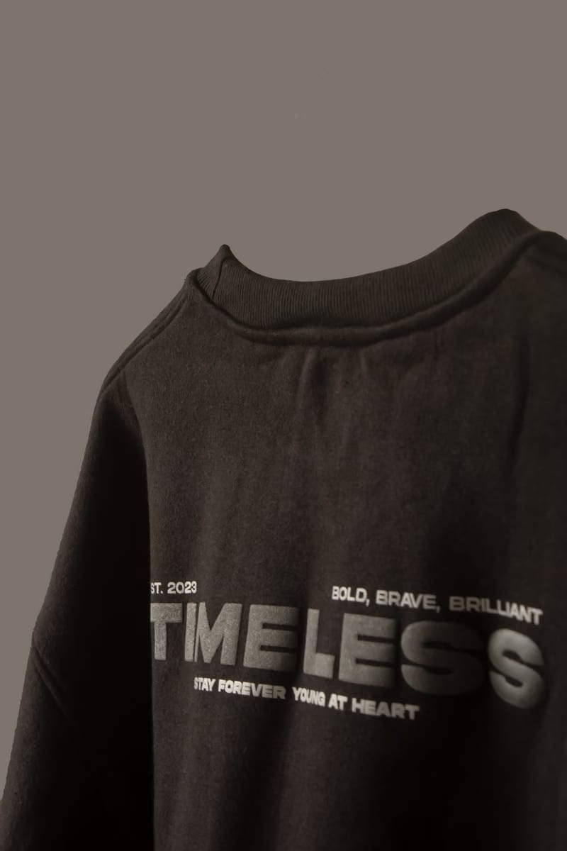 BLACK SWEATSHIRT