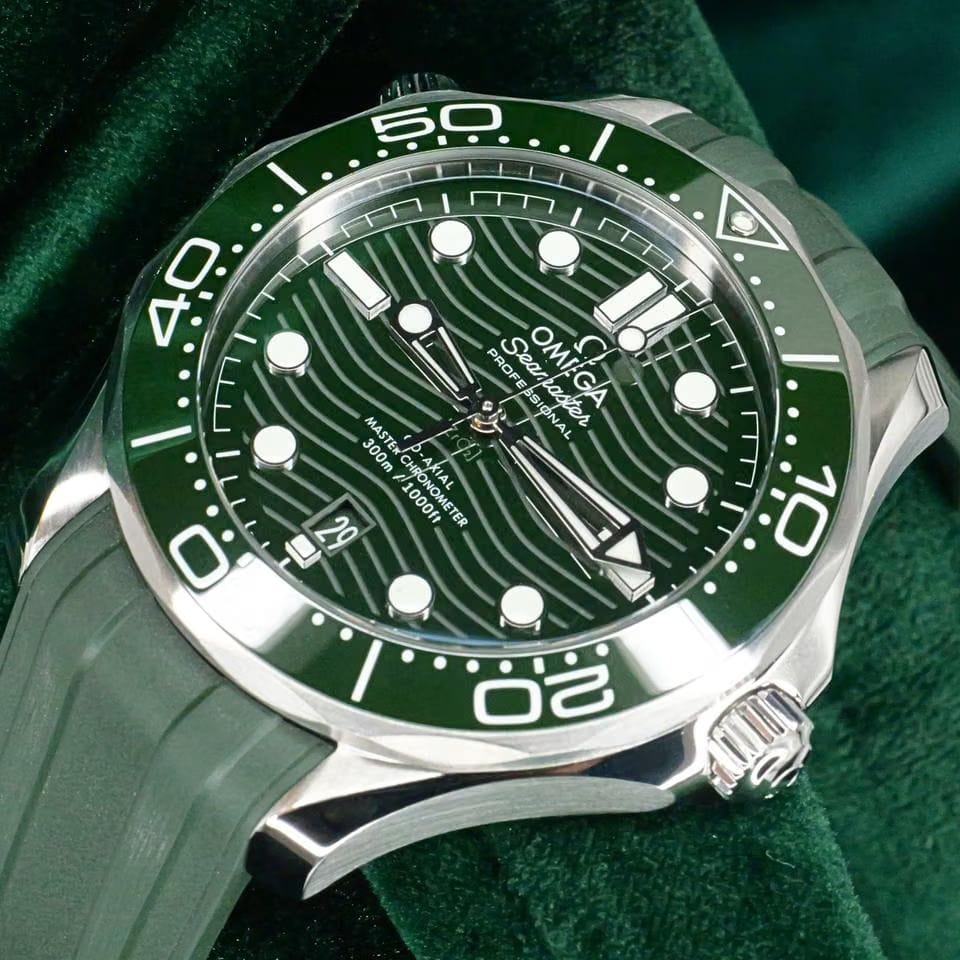 Omega Seamaster Diver 300 MMINT FULL SET Seamaster Diver 300 M Co-Axial Master Chronometer Green 210.30.42.20.10.001