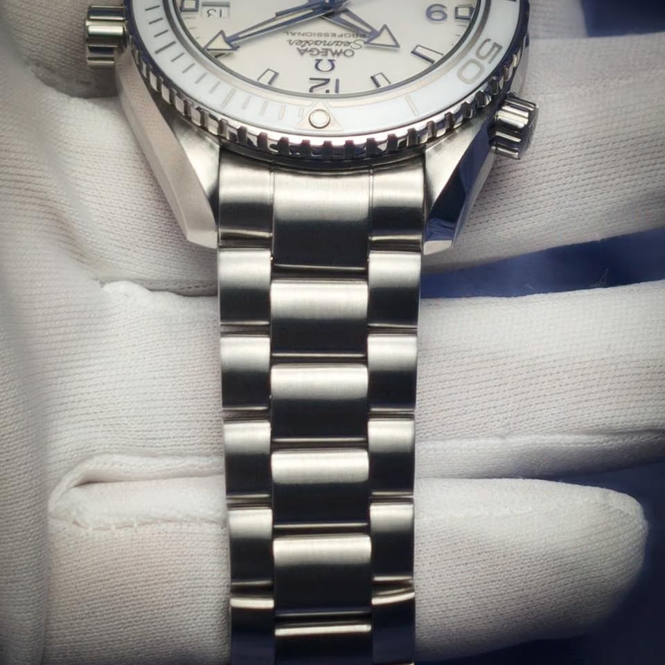 Omega Seamaster Planet Ocean White Dial & Bezel 232.30.42.21.04.001 B&P Excellent