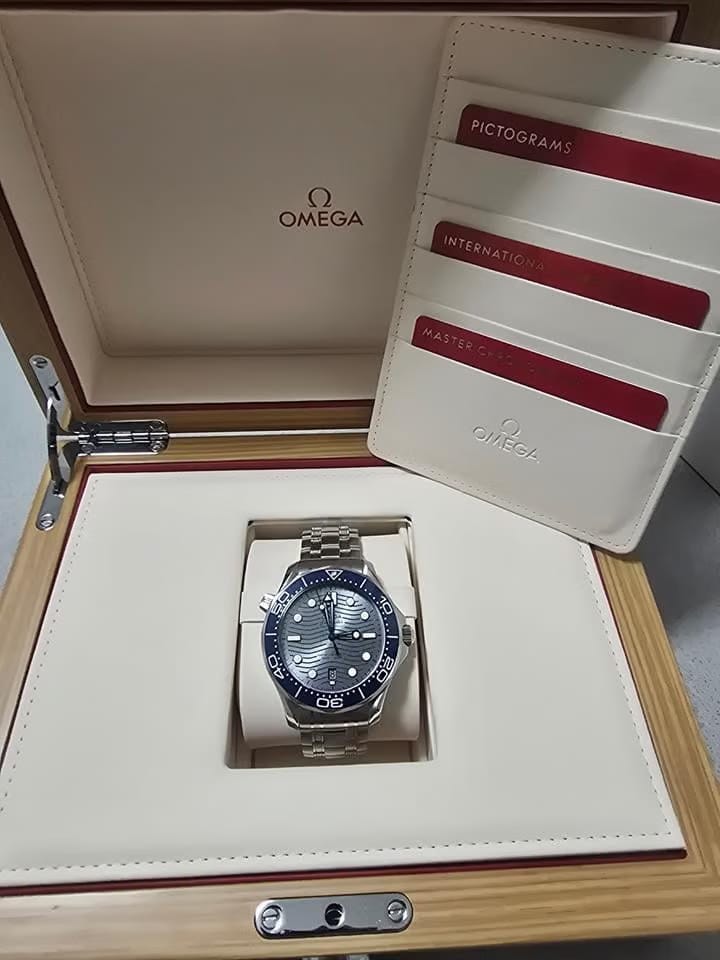 Omega Seamaster Diver 300 MJames bond sea Master. 2 year Omega warranty. Pristine