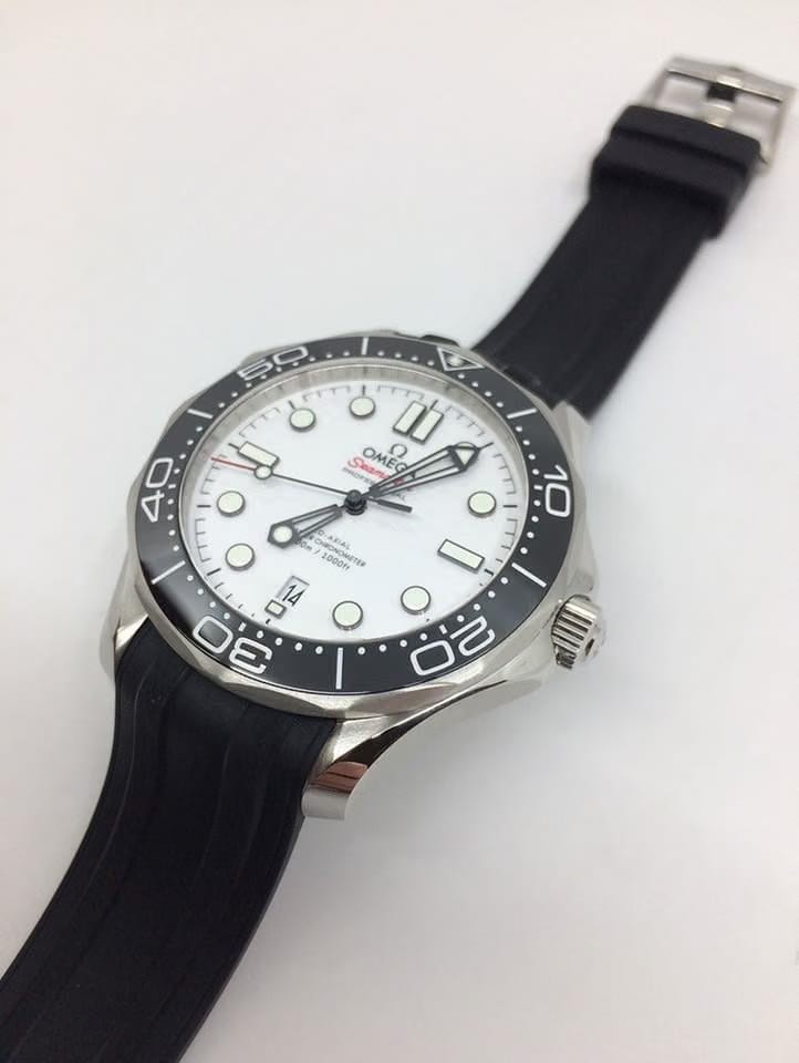 Omega Seamaster Diver 300 M42 mm otomatik saat 210.32.42.20.04.001