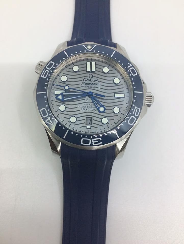 Omega Seamaster Diver 300 M42 mm otomatik saat 210.32.42.20.06.001