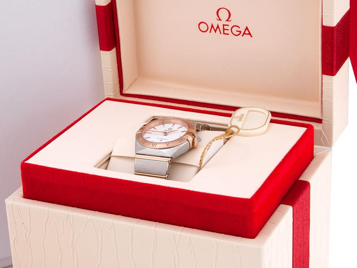 Omega Constellation Manhatten Co-Axial ø28mm Stahl - Roségold Silber Dial B+P Quarz