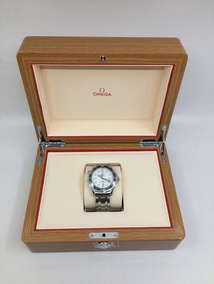 Omega Seamaster Diver 300 M42 mm otomatik saat 210.30.42.20.04.001