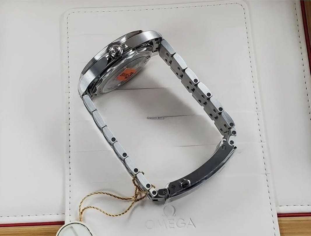 Omega Seamaster Diver 300 MProfessional Co-Axial Master Chronometer "SEAWEED" Olive Green Wave Dial Ceramic Bezel Stainless Steel Bracelet Brand New Full Set STICKERS