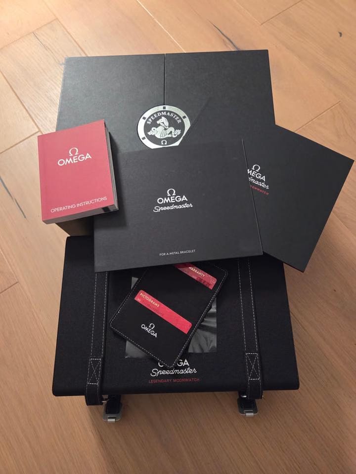 Omega Speedmaster Professional Moonwatchfull set extra bands unworn original bracelet