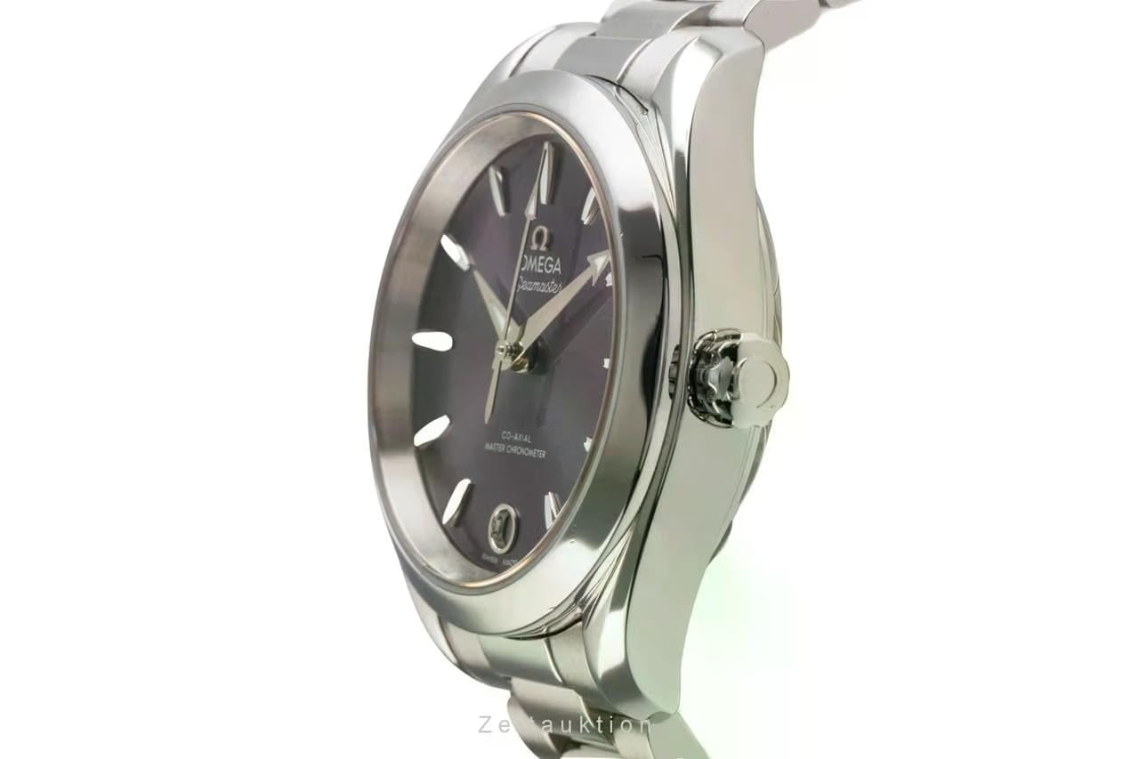 Omega Seamaster Aqua Terra Shades Lav dial 34mm 220.10.34.20.10.002 Bracelet. OMEGA logo are in diamond-polished 18 K white gold.