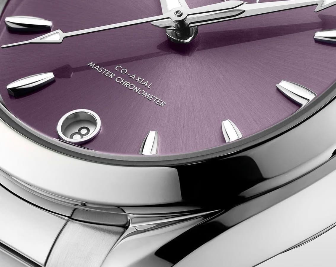 Omega Seamaster Aqua Terra Shades Lav dial 34mm 220.10.34.20.10.002 Bracelet. OMEGA logo are in diamond-polished 18 K white gold.