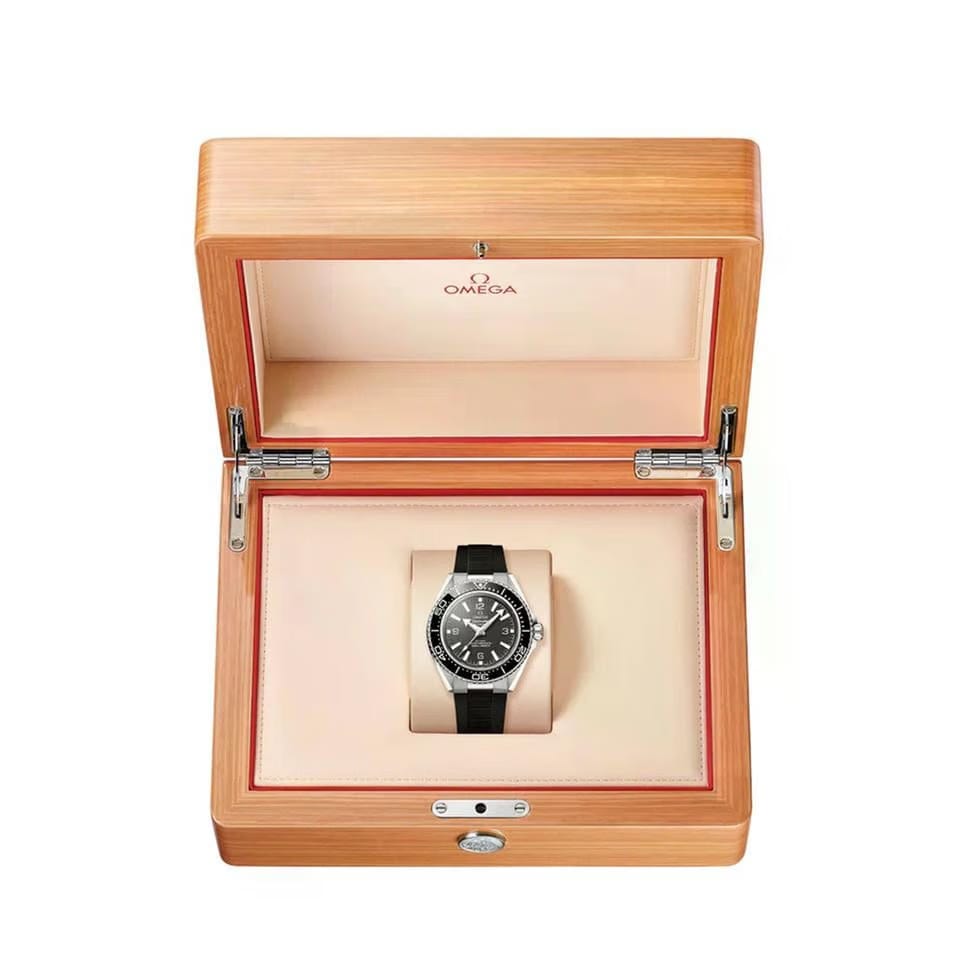Omega Seamaster Planet Ocean600m Blk dial 42mm 217.32.42.21.01.001 Rubber strap