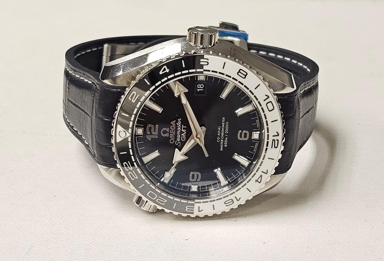 Omega Seamaster Planet Ocean GMT Steel 44 MM - 'Oreo Edition' Black/White Bezel-Box & Papers 2026