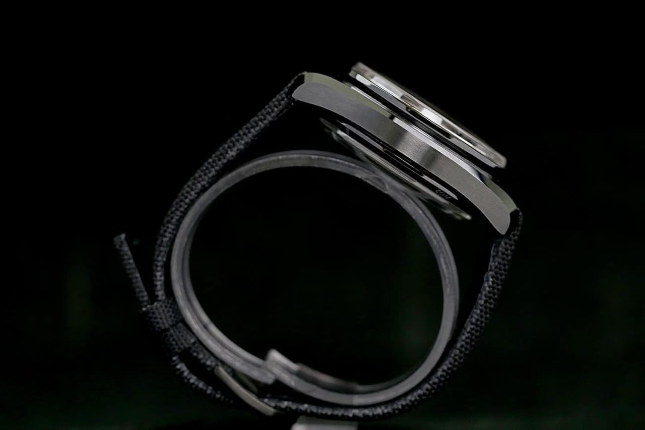Omega Speedmaster311.92.44.51.01.007 Dark Side of the Moon Ceramic open caseback