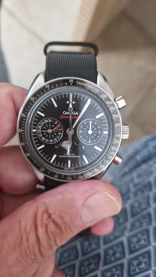 Omega Speedmaster Moonphase Moonwatch Moonphase Inkl Stoffbänder Omega in schwarz und grau