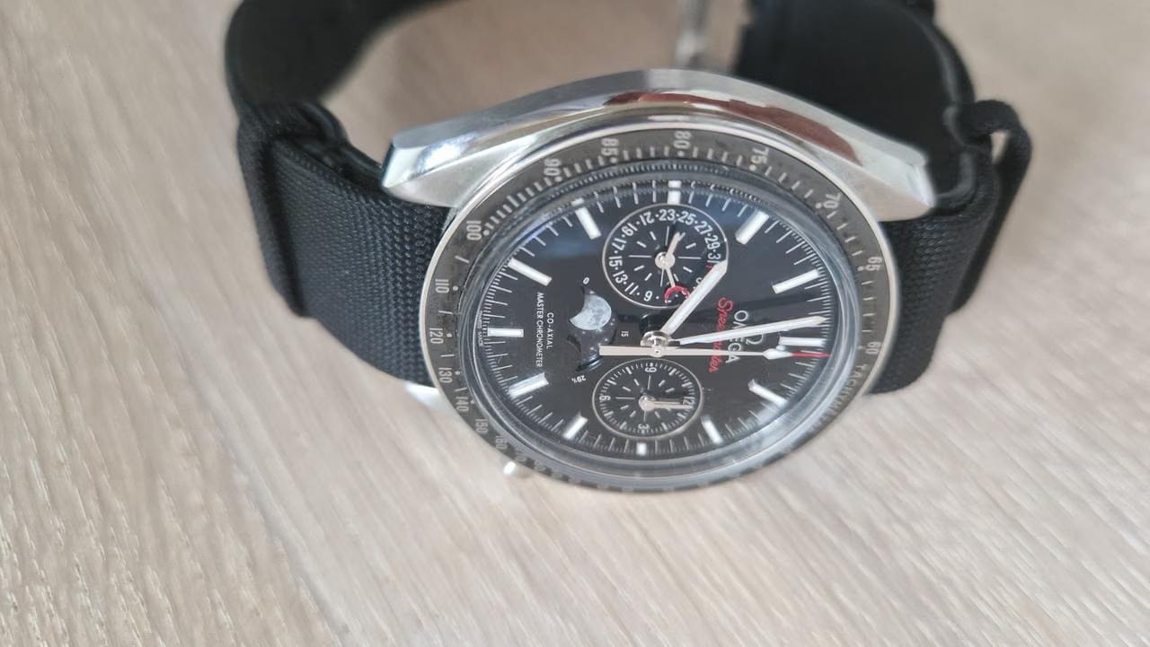 Omega Speedmaster Moonphase Moonwatch Moonphase Inkl Stoffbänder Omega in schwarz und grau
