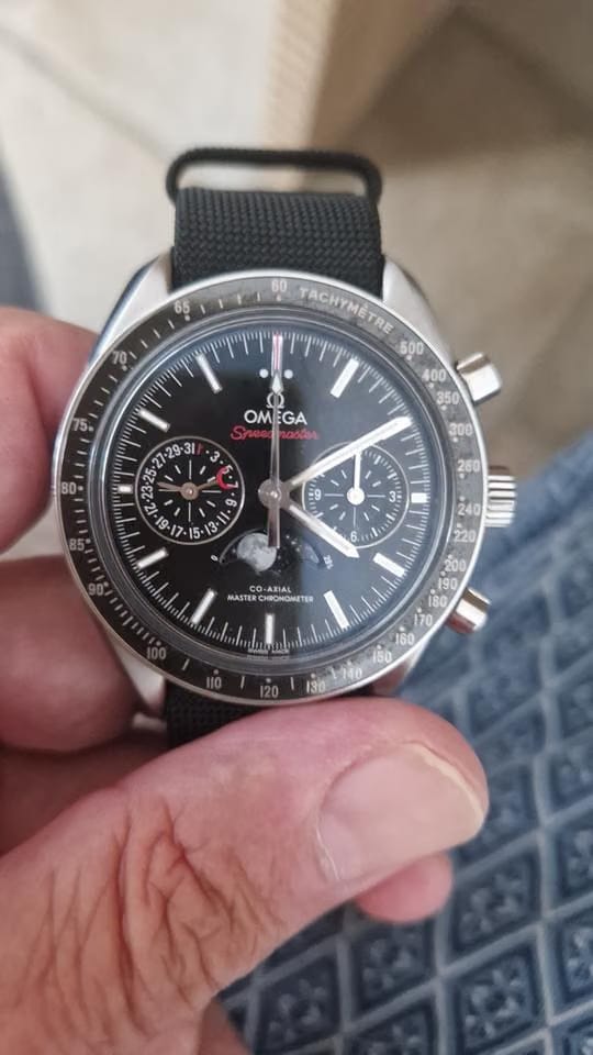 Omega Speedmaster Moonphase Moonwatch Moonphase Inkl Stoffbänder Omega in schwarz und grau