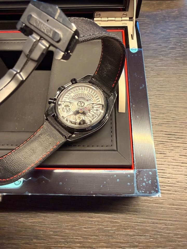 Omega Speedmaster Dark Side Of The Moon Moonwatch Almost unworn. Never damaged. Complete set.