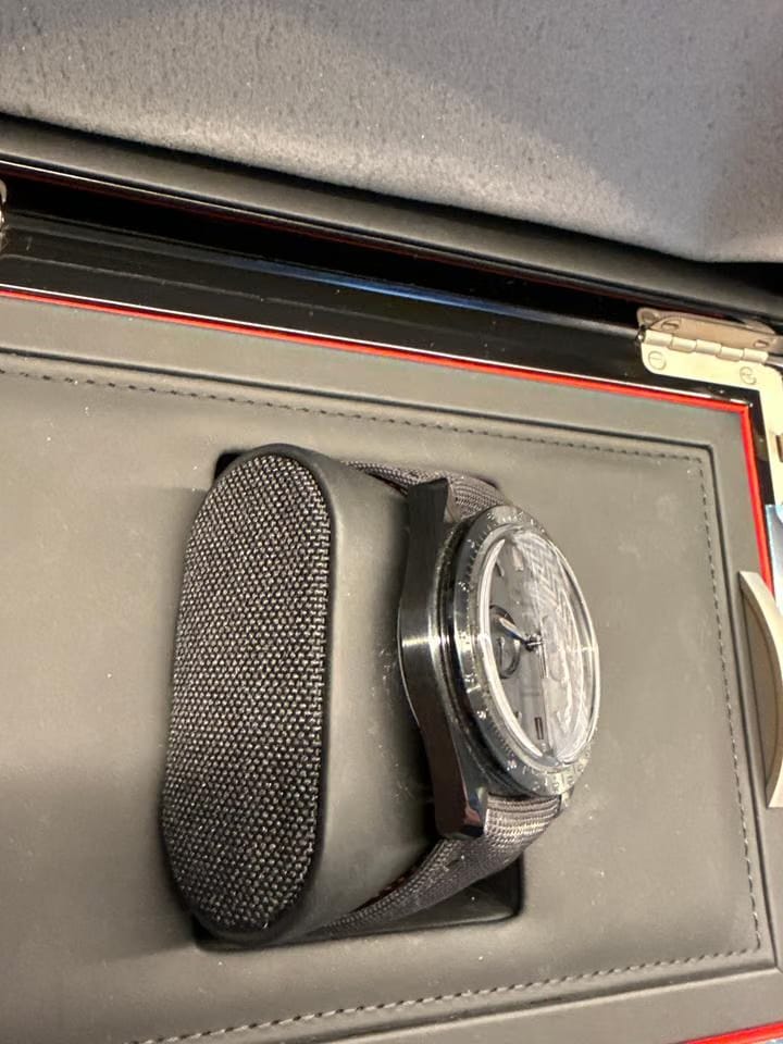 Omega Speedmaster Dark Side Of The Moon Moonwatch Almost unworn. Never damaged. Complete set.