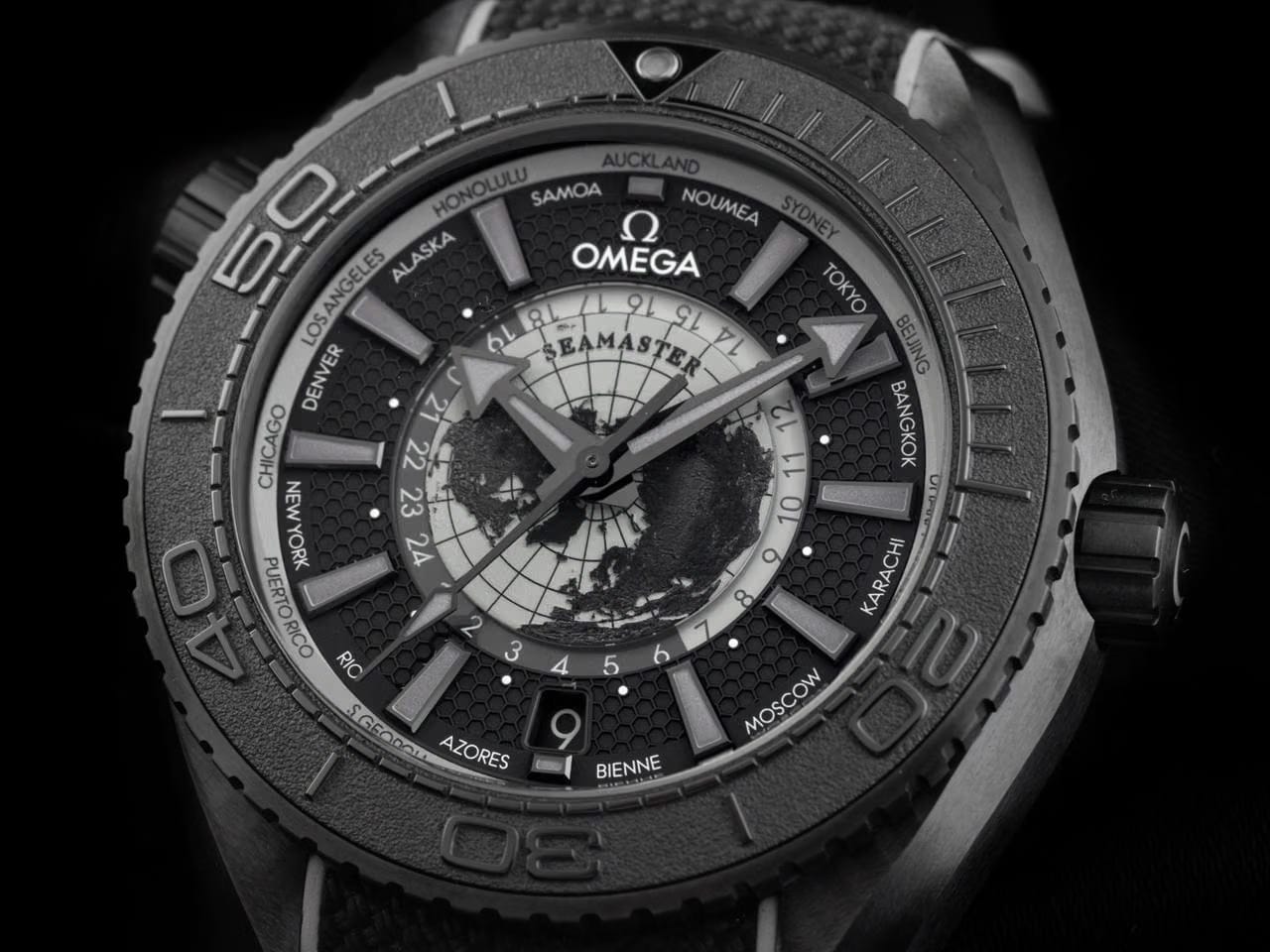 Omega Seamaster Planet Ocean Worldtimer600 M Ref.215.92.46.22.01.007 2026 Full Set Ungetragen Seamaster Planet Ocean 600 M Deep Black Worldtimer Keramic Kautschuk Faltschließe