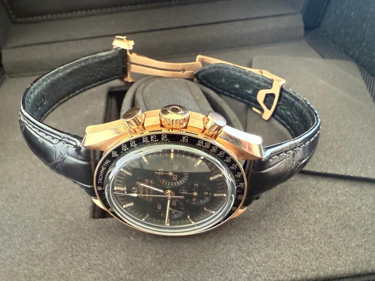 Omega Speedmaster Moonwatch Co-axial Chronograph OMEGA SPEEDMASTER MOONWATCH PROFESSIONAL OR SEDNA NEUVE