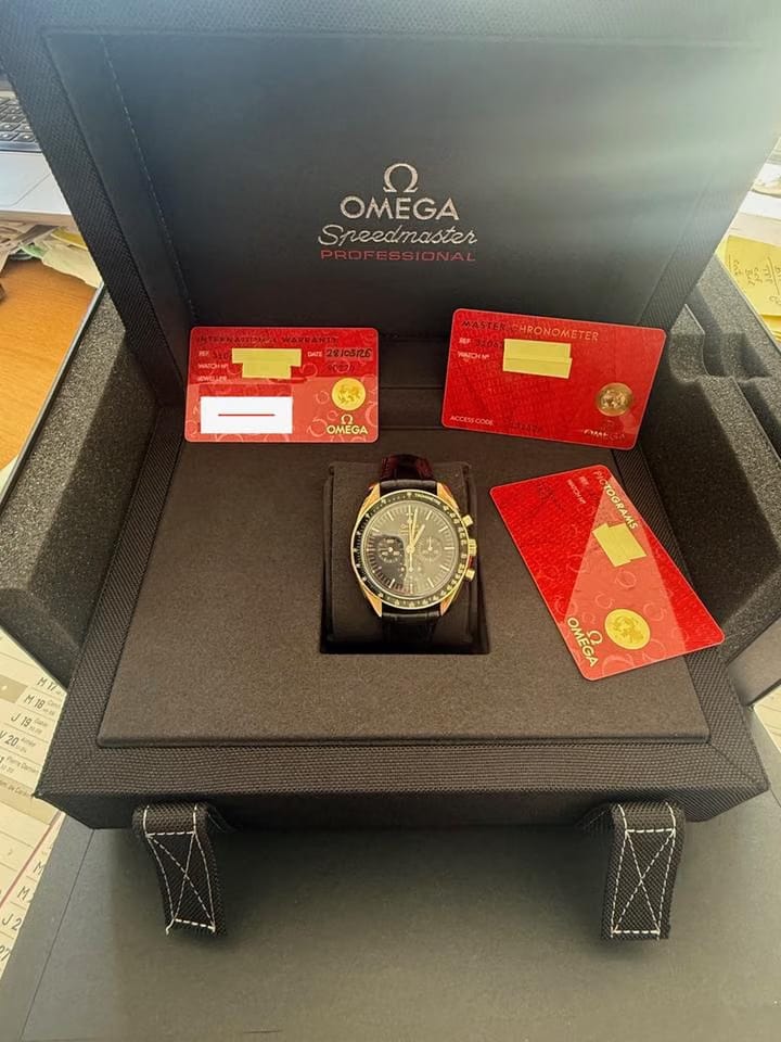 Omega Speedmaster Moonwatch Co-axial Chronograph OMEGA SPEEDMASTER MOONWATCH PROFESSIONAL OR SEDNA NEUVE