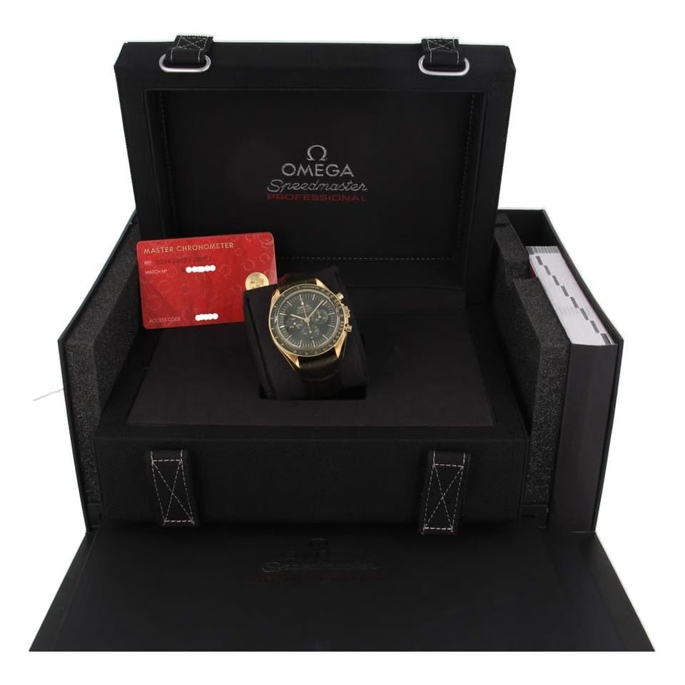 Omega Speedmaster Professional Moonwatch Yellow Gold Green dial Ref. 310.63.42.50.10.001 – 2025 – Full Set