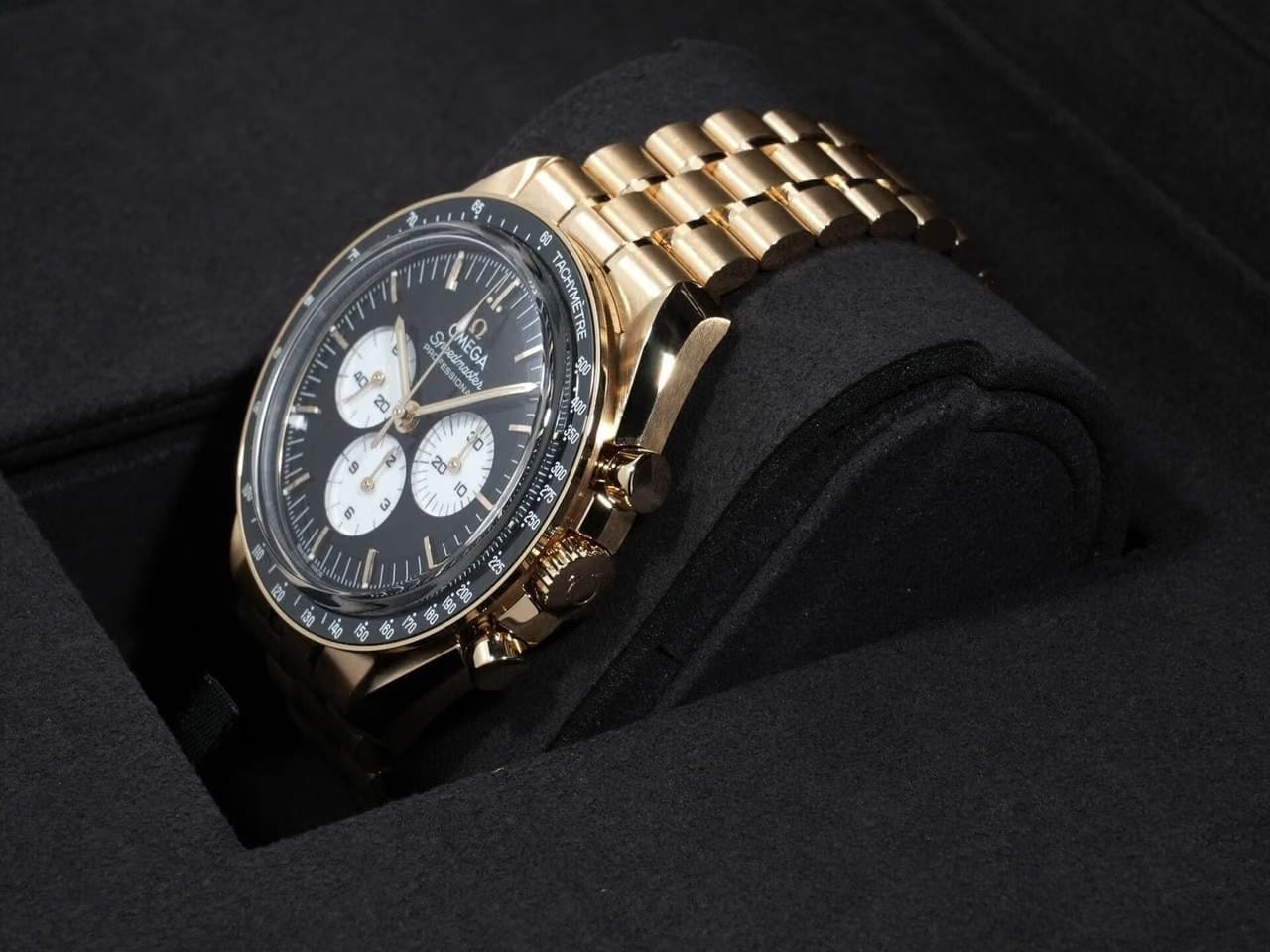 Omega Speedmaster Professional Moonwatch310.60.42.50.01.002 2026 Yellow gold Like new & unworn