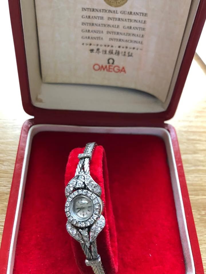 Omega19840703 FULL SET. BOX PAPERS ETC. MINT CONDITION. 18 K W GOLD