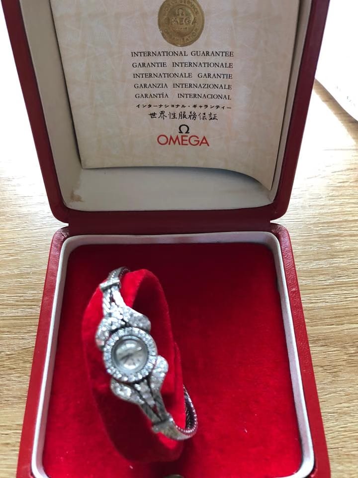 Omega19840703 FULL SET. BOX PAPERS ETC. MINT CONDITION. 18 K W GOLD