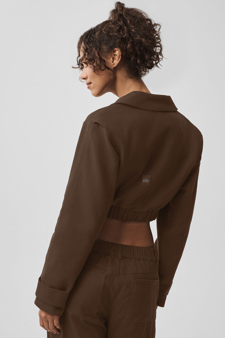 Alo Yoga Cropped Cosmopolitan Jacket - Espresso
