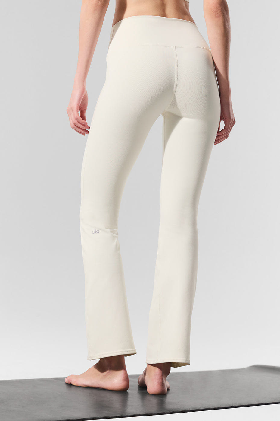 Alo Yoga Airbrush High-Waist 7/8 Bootcut Legging - Ivory