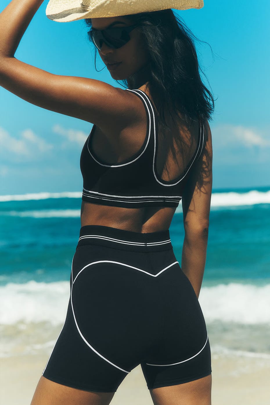 Alo Yoga 4" Airbrush High-Waist Heart Throb Short - Black/White