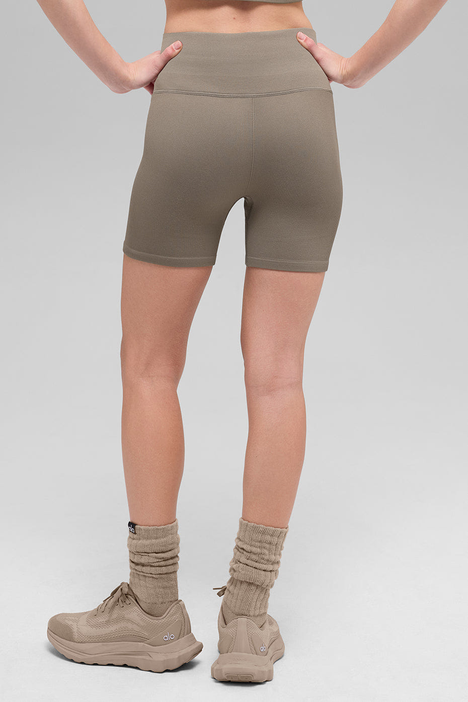 Alo Yoga 5" Seamless Ribbed Favorite Short - Light Cocoa
